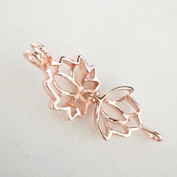 Rose Quartz Lotus Flower Necklace (Gold color) - Picture 4 of 8